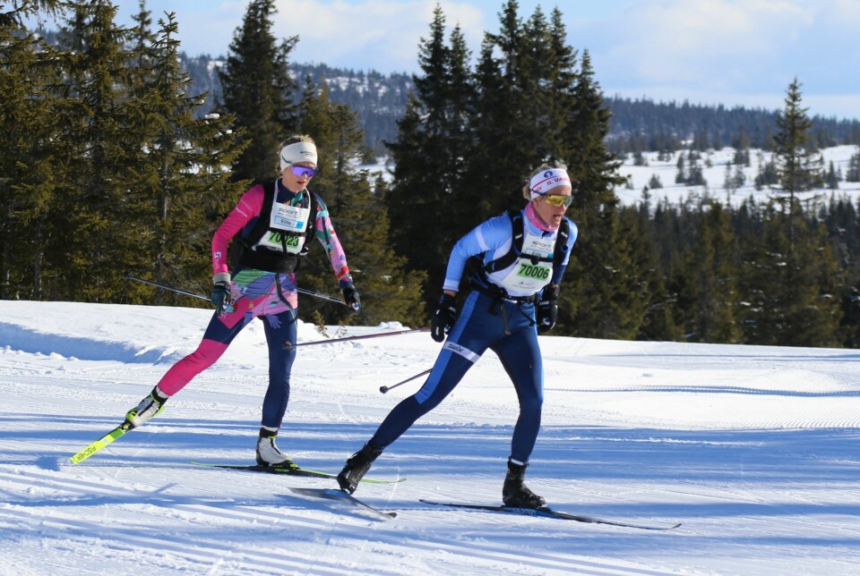 Kathrine Rolsted Harsem (til høyre) og Tuva Toftdahl Staver holdt følge til 2. og 3. plass i årets solskinnsutgave av SkøyteBirken. skøytebirken 2025