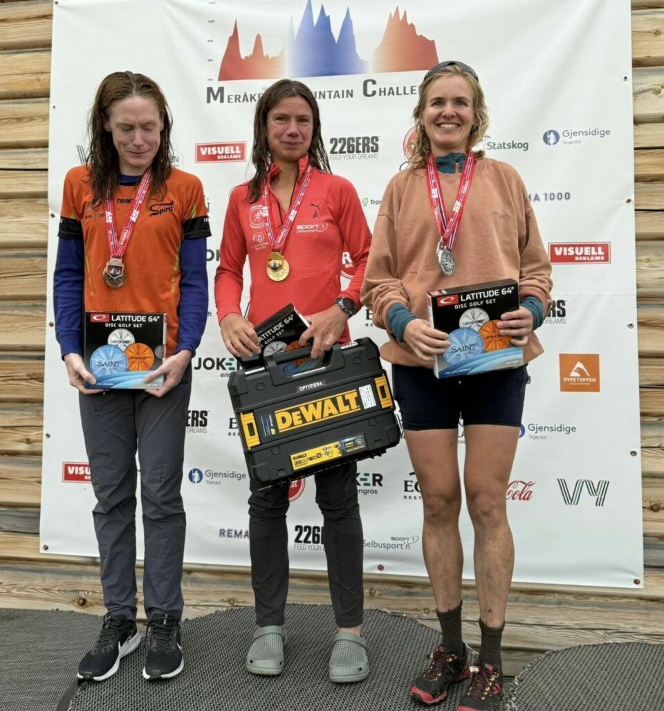 Anne-Sofie Pollestad flankert av de øvrige medaljevinnere i årets NM terrengultra i Meråker, Synne Hoggen Nybø (til h.)og Anne Jorunn Hodne. terrengultra