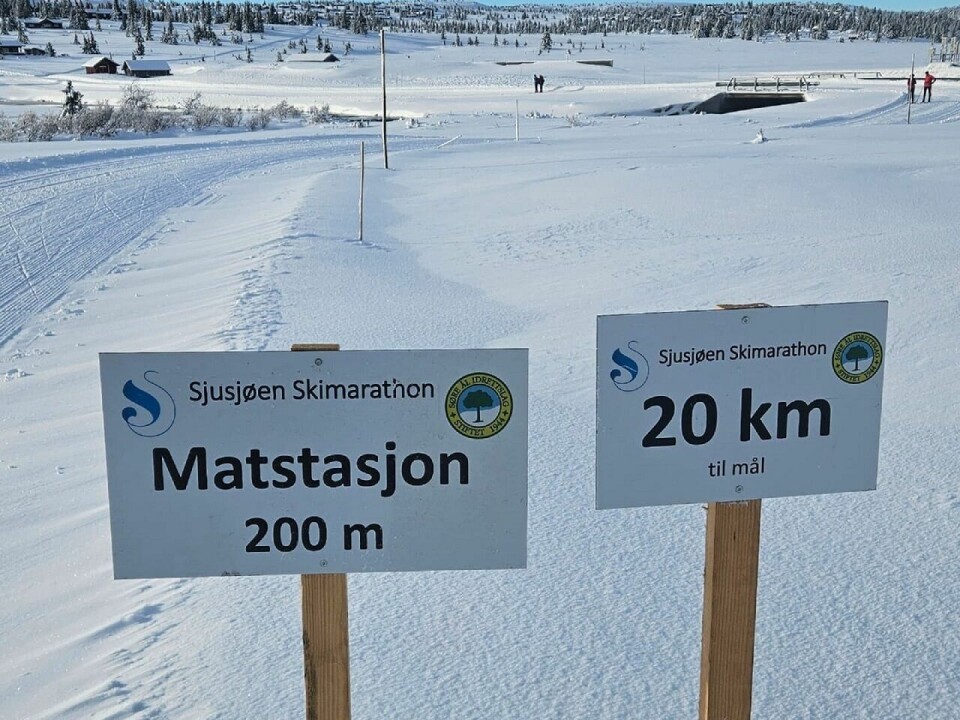 På Kroksjøbrua er løperne på 43 km nesten halvveis og får påfyll av både mat og drikke. (Foto: Arrangøren)