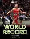 Josh Hoey i rød Adidas-drakt feirer verdensrekord på 800 m foran publikum innendørs.