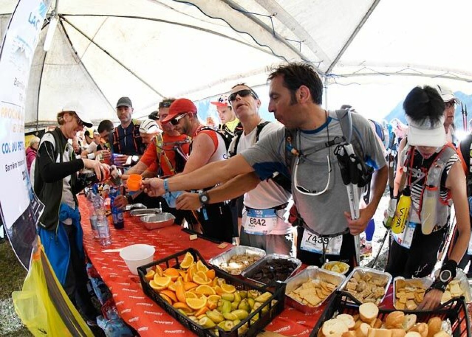 I de fleste lange løpa er det ikke lov å motta mat utenom de offisielle matstasjonene. (Foto: Bjørn Johannessen) Ultra-Trail-du-Mont-Blanc-KD-61414_foto_Bjorn_Johannessen.jpg