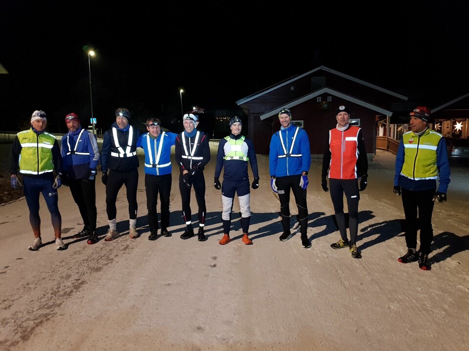 Ni mann på geledd i bredden er mer enn klare til julekuten.