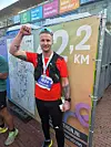Aleksander Svendsen kan feire etter sitt første helmaratonløp. Han melder på Strava at løpet fristet til retur neste år.