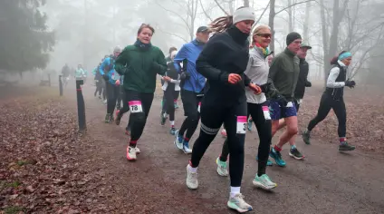 Det var trolsk stemning da starten gikk for Ekeberg Backyard Ultra 2026. Her er vi en kilometer ut på første runde.