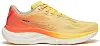 Gul og oransje Saucony-løpesko med tykk hvit såle sett fra siden.