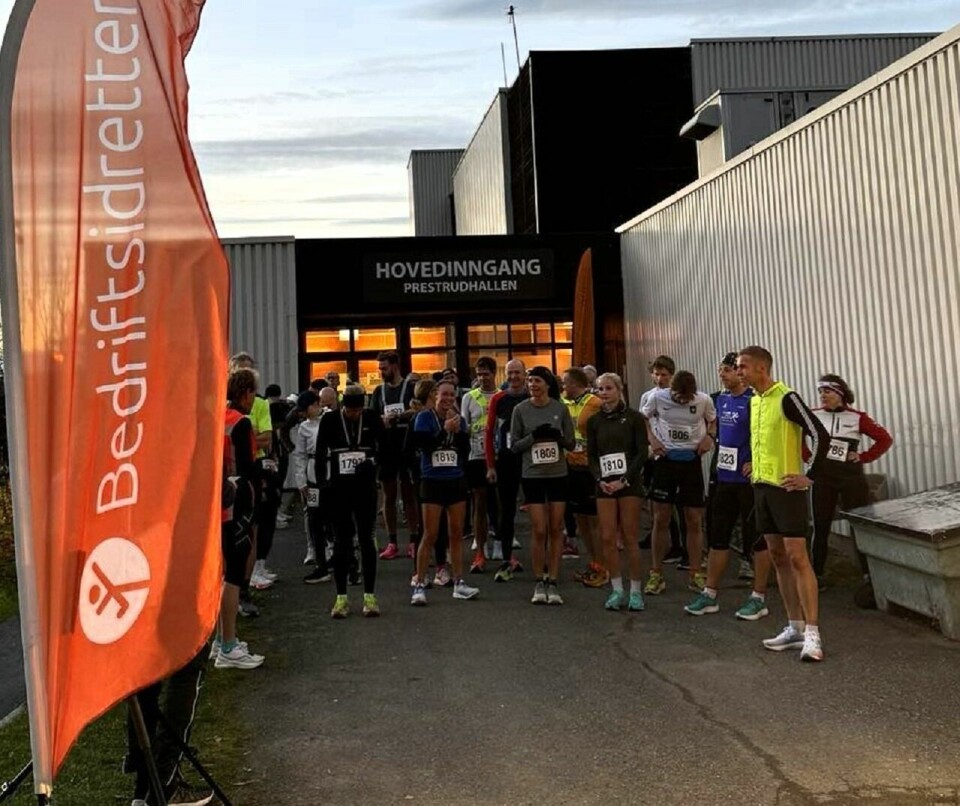Sesongens første karusellstart fra Prestrudhallen med 43 løpere i feltet. (Foto: Arrangøren)