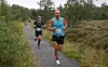 Tidleg på runden går løpet på grusveg gjennom myrområde. Her ser vi vinnaren av maraton på løpet i 2025, Karl Idar Vik