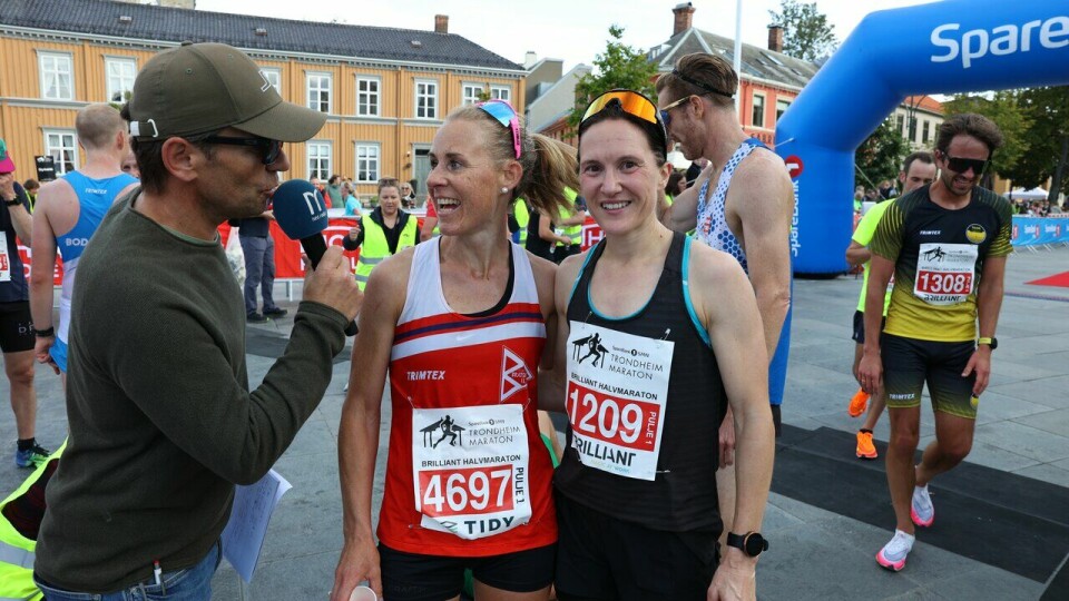 Populære: Kristin Waaktaar Opland (t.v) kom på andreplass, mens Signe Kristine Fikse vant halvmaraton i Trondheim. Her intervjues de av speaker etter målgang. (Foto: Marianne Røhme)Halvmaraton i Trondheim Maraton 2023 Halvmaraton i Trondheim Maraton 2023
