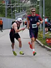 Klæbu Løpeklubb 1 tok seieren for klubblag i klasse F2. Magnus Harr Lian får pinnen fra Tobias Grenstad.