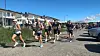 Starten har gått for løperne på den lengste distansen. Her er tetgruppa etter 100 meter.