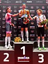 Solveig Løvseth feirer på pallen på typisk tysk vis sammen med toeren Laura Phillip og danske Katrine Christensen.