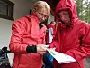 Wenche Bjørnstad og Gro Solnørdal diskuterer kartet og løypa ved Rokosjøen.