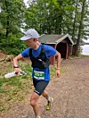 Tobias Dahl Fenre fra Hoka sjekker klokka underveis på sin 50 km. Han vant soleklart på 4.22.02.