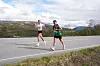 Jenny Nesje fra Torvikbukt IL koster på seg et vink til kameraet på vei mot maratonseieren. Hun løp på 3.06.02.
