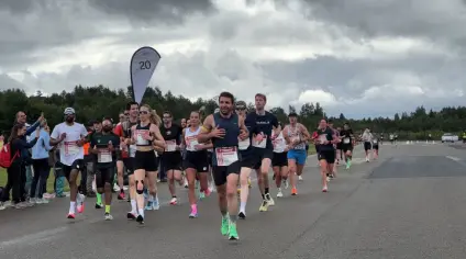 En gruppe som sikter seg inn på en tid rundt 20 minutter.