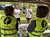Alexander Gubberud og Espem Overskott fra staben i Hamar kommune synes å sette pris på bevertingen etter løpet.