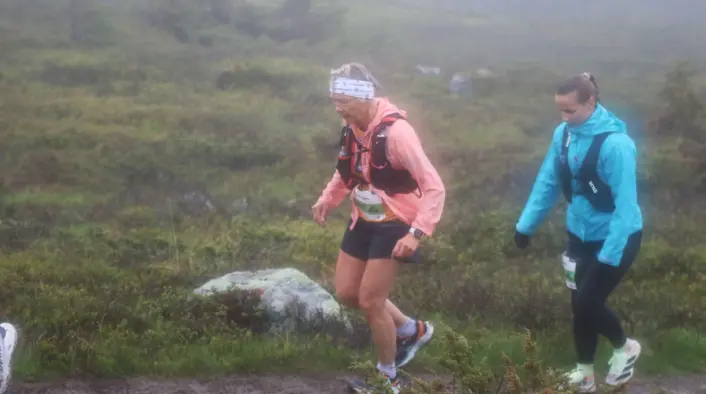 Birken Fjellmaraton: Kristin Isachsen (fremst) i tåka på Sjursjøen under Birkebeinerløpet i juni 2026.