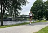 Den suverene 5 km-vinneren, Ida Tidemand Slorafoss, foran hengebrua på Kongsvinger.