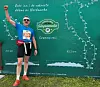 Tyske Michael Weiss feirer sin fullførte maraton.