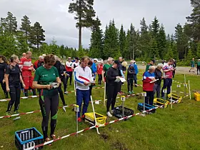 Klokka er 17.30, og de første er klare til start.