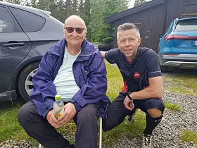 Løpsgeneral og løypegegger Ragnar Høsøien sammen med Kenneth Bilstad som var klart raskest på 4,5 km.