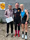 De tre beste i kvinneklassen (fra v.) Mia Moen Mikkelsen, Eline Grue og Marie Gjeruldsen poserer på premieutdelingen.