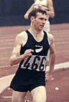 Olympisk mester: Peter Snell fra New Zealand var blant de fremste løperne som trente under Arthur Lydiard. Under OL i 1960 vant han gull på 800 meter. Fire år senere, under OL i 1964 i Tokyo, vant han gull på både 800 m og 1500 m. De olympiske triumfene hans bidro til å gjøre Lydiards treningsfilosofi kjent over hele verden. Bildet er fra finalen på 1500 m i OL 1964.