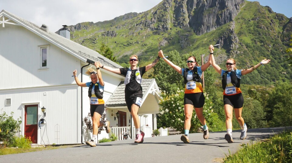 En blid gjeng underveis i Lofoten Skyrace.