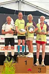 Felles pall for begge 70-årsklassene og ost i premie for Kristin Isachsen som med 7:28:35 var jevngod med den sveitsiske vinneren i herreklassen.