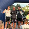 De tre beste i Coop Trysil Rulleskisprint 2025: Vinner Alvar Myhlbäck, flankert av toeren Kristian Kongssund og Petter Northug.