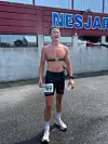 Vinneren Nicholas Torvund nyter en kalddusj etter målgang.