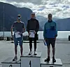 De tre beste menn i Mefjellet Opp 2026: Jeppe Aaskov Pallesen i midten, Iver Synstnes Hole til venstre og Anders haga til høyre.
