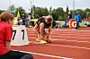 Malin Hoelsveen sørger for at skoene sitter som de skal før start.
