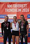 Pernille Karlsen Antonsen,  Amanda Marie Grefstad Frøynes og Malin Hoelsveen med sine NM-medaljer.