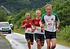 Hilmar Kråkenes, som òg var førstemann i mål, leiar an i Hornindalsvatnet maraton. Her har han enno følgje av Stig Kongsvik og Ove Wolff.