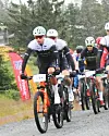 Østen Brovold Midtsundstadpen i tøyet i front fulgt av sine to teamkompiser ut fra start.