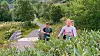 Ida Steiro, Andrine Jakobsen og Øystein Helgesen på en av sine runder i det grønne.