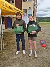 Kristian Olsen og Mathilde Lutnæs med favnen full av lokalproduserte premier for sine seire på 10 km.