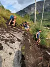 Det er krevende å ta seg bratt ned fra Honnevje som her i 2024.