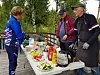 Det var salg av grillmat og drikke ved samlingsplass.