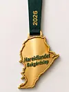 En gullfarget medalje formet som en øy henger i et grønt bånd med teksten 2026.