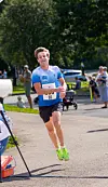 Løpets vinner, Kristian Braathen Børve, husker å stoppe klokken idet han krysser målstreken.