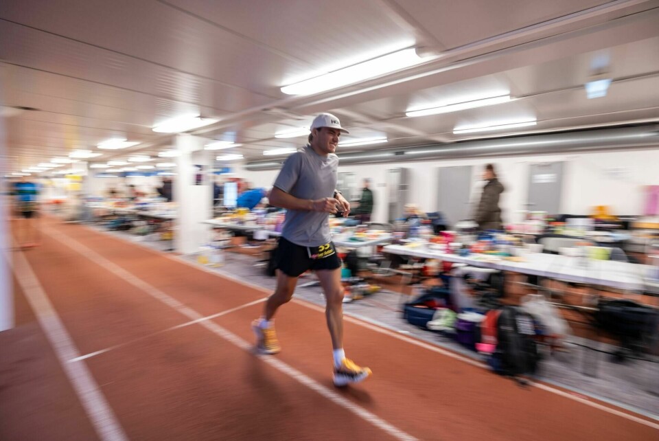 Iver Anton Kronstad, her etter 23 timers løping, var raskest av alle 175 festdeltakerne under årets lengste julebord på Bislett. (Foto: Samuel Hafsahl) Iver Anton Kronstad med to timer igjen.jpg