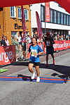 Mandals maraton: 1/2M Mimmi Nguyen løber glad over målstregen