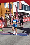 Mandals maraton: 1/2M Mimmi Nguyen løber glad over målstregen
