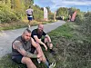 Simen Skramstad Johnsen (til venstre) og Vetle Lundsvoll puster ut etter runden i Hobergskogen.