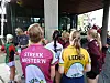 Her leser løperne kartkorreksjon før start.