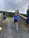 Erlend A. Sæby i full fart over målstreken som tredjemann.