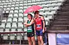 Åsmund Sunde Førde (225) og Ulrik Jåvoll Hagen (21) søker ly for regnet i minuttene før start.