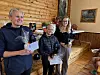 Vinneren av Halvtrimmen, Alva Buskas, flankert av toeren  Helga Skogli (til v.) og treeren Karoline Slottgård.